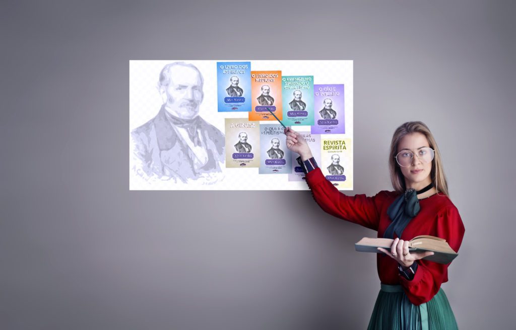 Imagem de capa: mulher, se portanto como professora, em frente a uma lousa. No quadro, uma ampliação projetada de Allan Kardec e suas obras