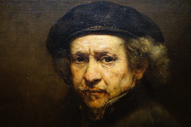 autorretrato de pintor famoso Rembrandt Smithsonian National Gallery of Art. Homem de meia-idade de chapéu olhando para o observador